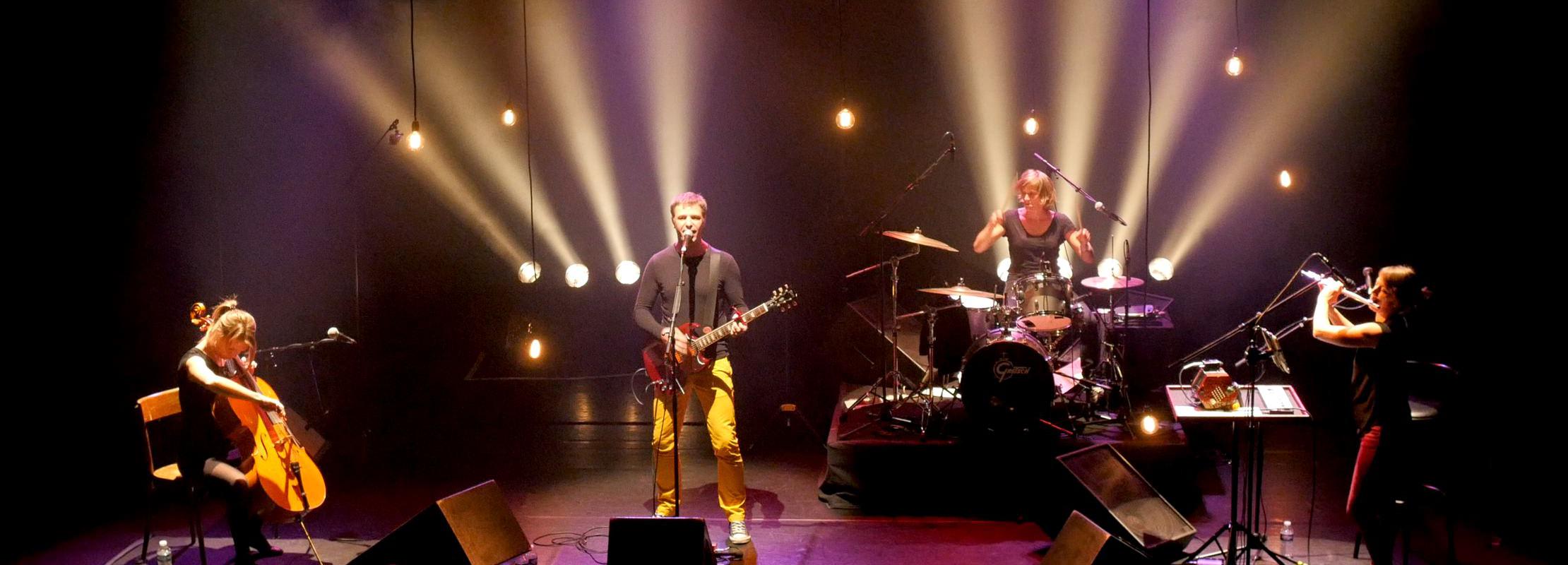 Photo du groupe Les Pieds S'Entêtent en concert au Trianon